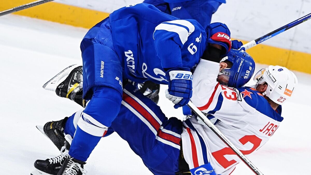    Игрок ХК "Динамо" Артем Волков и игрок ХК СКА Дмитрий Яшкин (справа) в матче регулярного чемпионата Континентальной хоккейной лиги сезона 2022/2023 между ХК "Динамо" (Москва) и ХК СКА (Санкт-Петербург).© РИА Новости / Алексей Филиппов