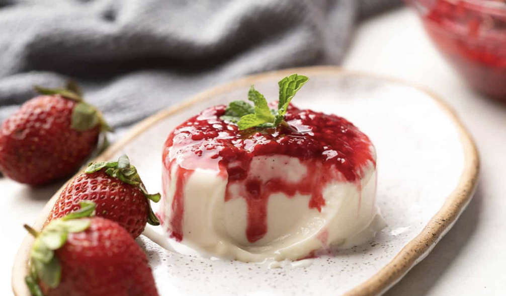 Панна котта домашние рецепты. Панна котта. Итальянская panna Cotta. Итальянский десерт панакота. Базиликовая панакота.