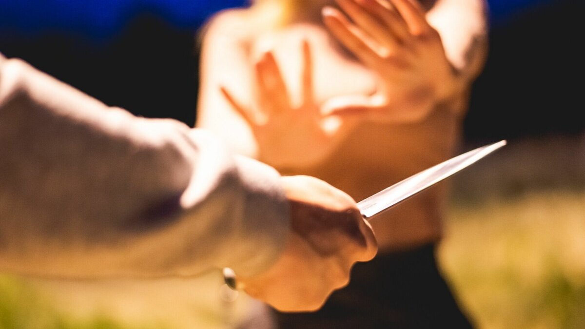     Настоящая любовная трагедия разыгралась в Волгограде. Парень едва не убил свою коллегу, воткнув ей нож в горло. Молодой мужчина долгое время ухаживал за девушкой и заявил, что не выдержит разлуки, пока она будет в отпуске.