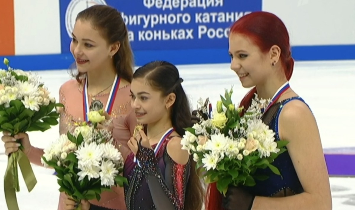 Софья Самоделкина, Аделия Петросян, Александра Трусова. Церемония награждения на втором этапе гран-при России. Источник фото: официальный сайт Первого канала.