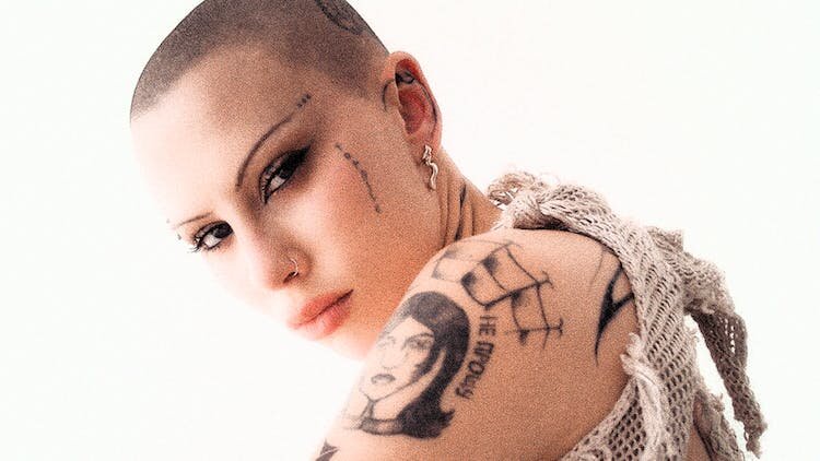 “Почему я должна хотеть выглядеть как все остальные?” - с усмешкой спрашивает Сийикбрейн. Столп новой волны альта. сцена, большого прорыва артиста, бросающего вызов жанру, почти не произошло. Родом из Северной Каролины, Siiickbrain – она же Кэролайн Майнер – мечтала о чем-то другом, однако парализующая тревога певицы остановила ее как вкопанную. С юных лет звезда "прорыва" страдала от тяжелой агорафобии (боязни переполненных пространств и выхода из дома), которая препятствовала ее стремлениям. Выросшая в консервативном родном городе, Сийикбрейн обнаружила, что приспосабливается к тому, что ее окружает: длинные мелированные волосы, игра в гольф и верховая езда. Только когда трагически скончалась близкая подруга, она обнаружила, что переоценивает, кем она была на самом деле. Именно этот “момент шока” подтолкнул ее бросить вызов своим страхам и продолжить творческую карьеру, в которую она верила.