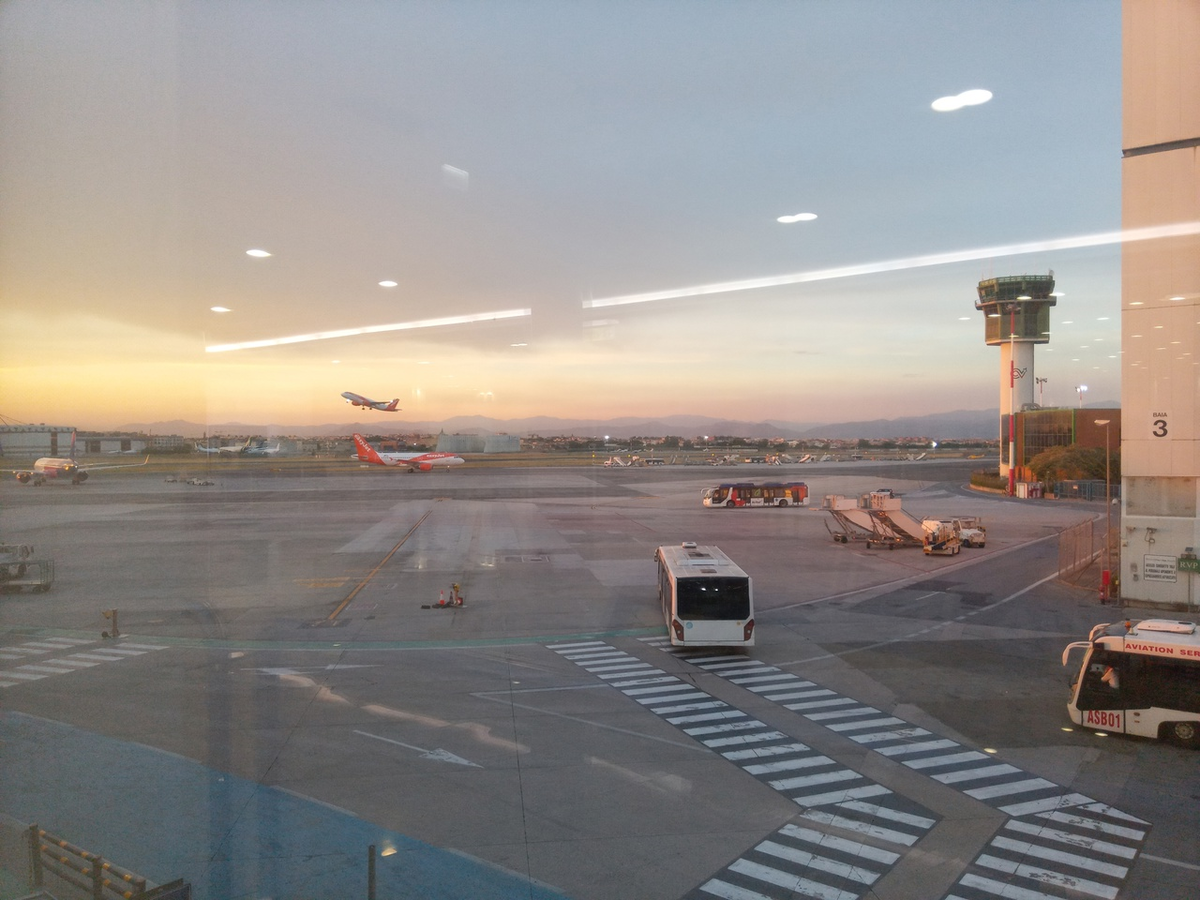 Аэропорт Неаполя. Закат и самолеты 