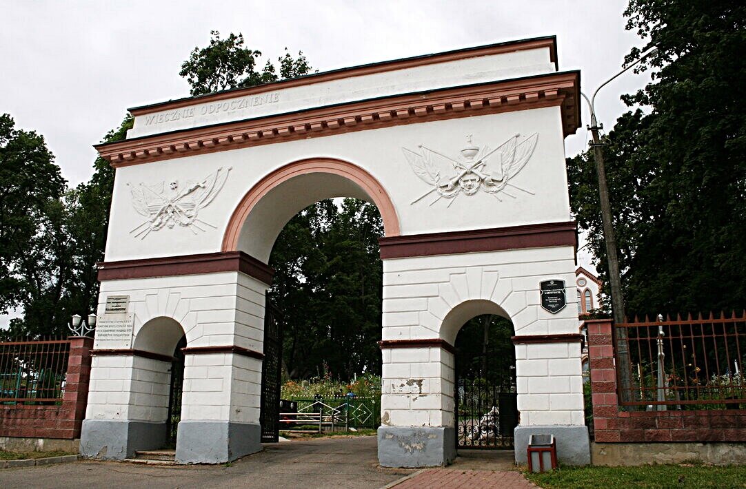 Кальварийская брама - центральные ворота, вход на кладбище