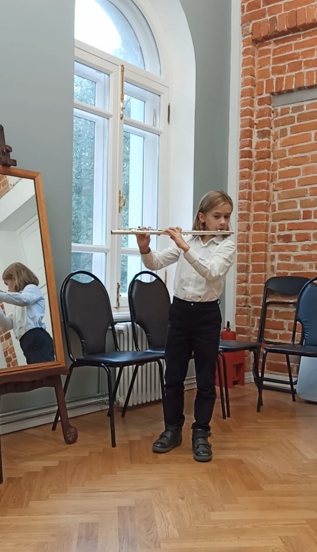 Денис играет на флейте