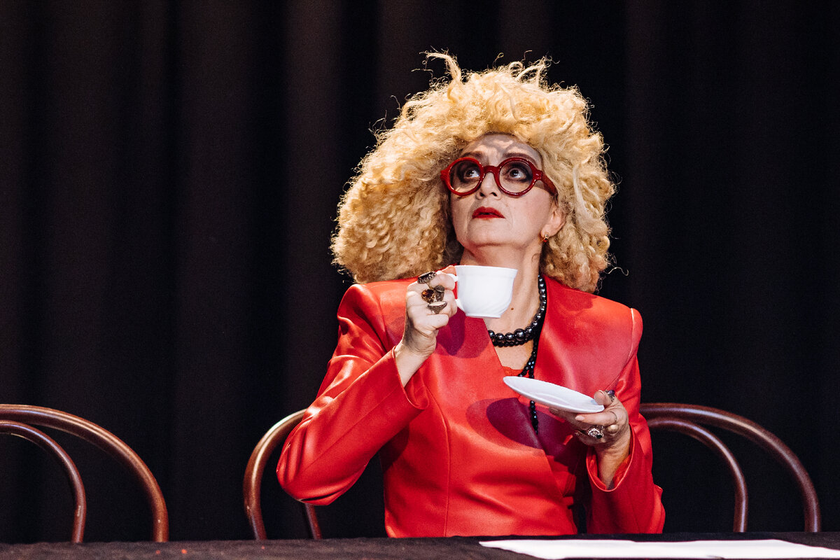 Прорицательница Ландо (артистка Елена Таксиди) в трансе провидит гибель Анны.