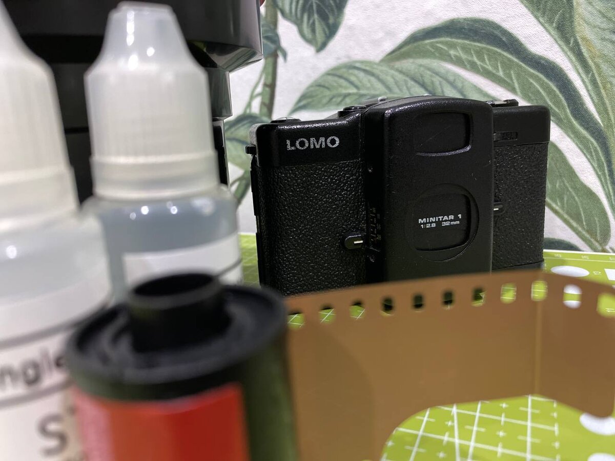 Киноплёнка была отснята на шкальном фотоаппарате LOMO LC-A