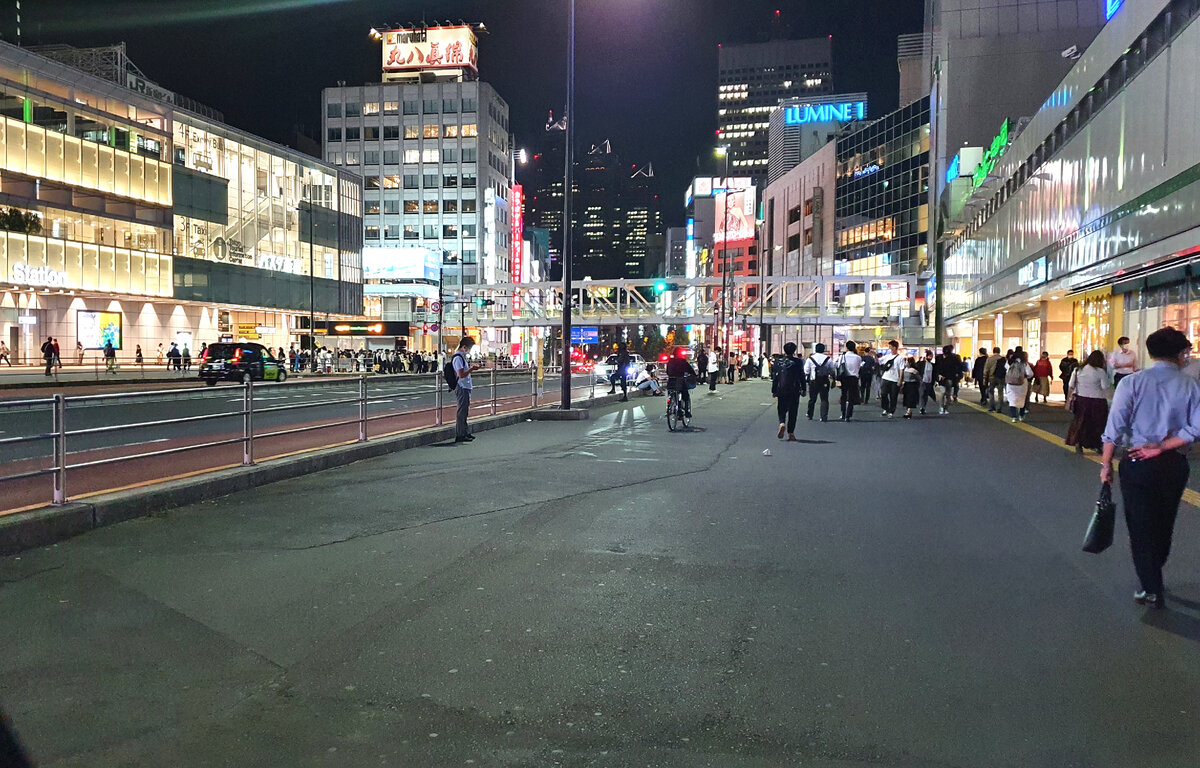 Синдзюку, рядом с одним из выходов
