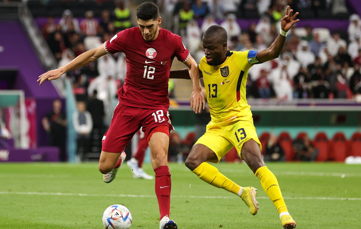    Карим Будиаф (Катар) и Эннер Валенсия (Эквадор)  Сергей Бобылев/ТАСС
