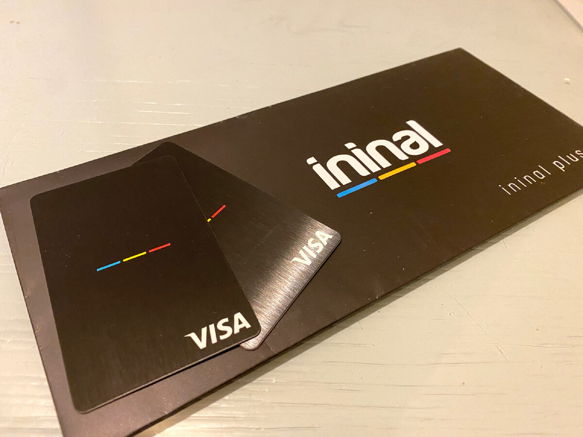 Так выглядит сама карта. Платёжная система - Visa. Без чипа, для оплаты нужно провести через терминал магнитной полосой