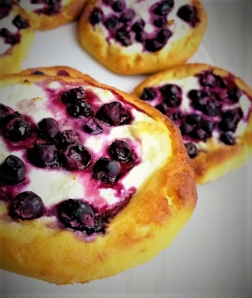 На фото "Ленивые ватрушки с ягодами" в готовом виде (вместо изюма использовались свежемороженые ягоды).