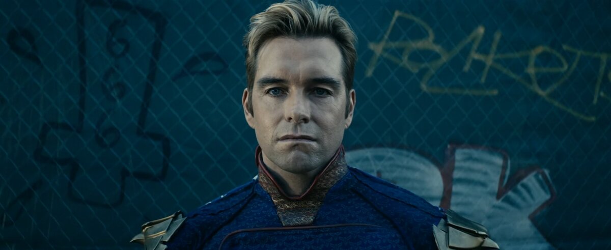 Неуязвимый Хоумлэндер, (нарцисс, психопат, плейбой, мизантроп) на фоне очень интересного граффити. Разумеется совпадение.