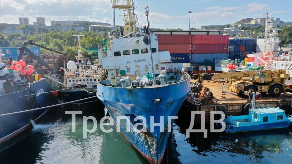     Огромная «железяка» ржавеет у берегов дальневосточной столицы. Владельцы судна привезли его в воды Приморья «ненадолго», однако, по неизвестным причинам, бросили здесь на произвол судьбы.