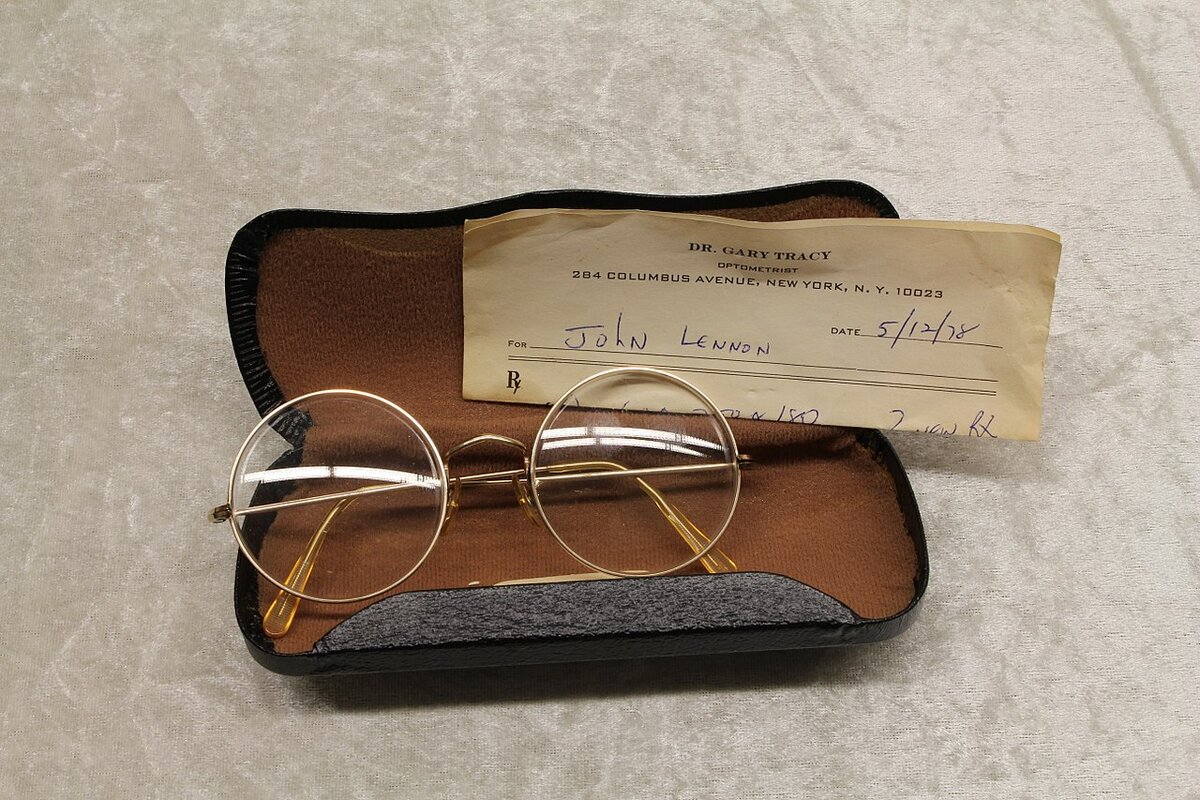 Одна из пар очков Джона Леннона (CC)
