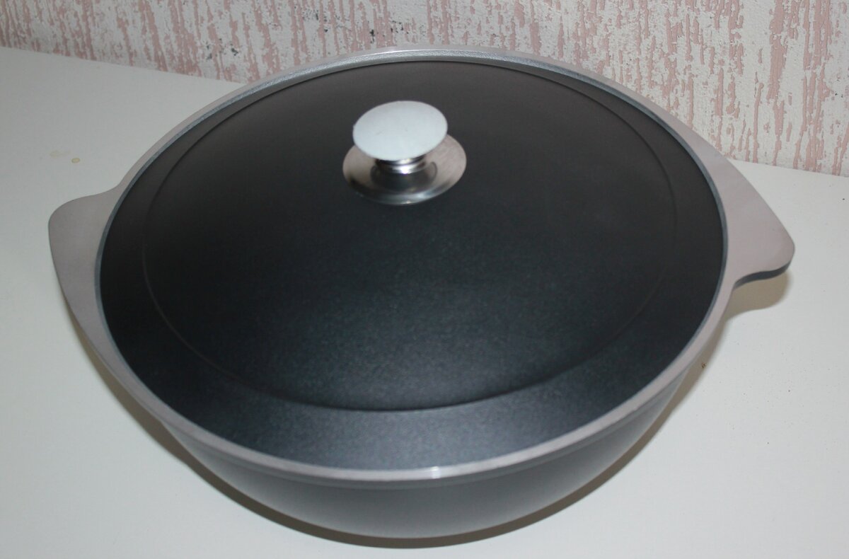 Фото черного алюминиевого казана на 6 литров с антипригарным покрытием от российского производителя Кукмара.