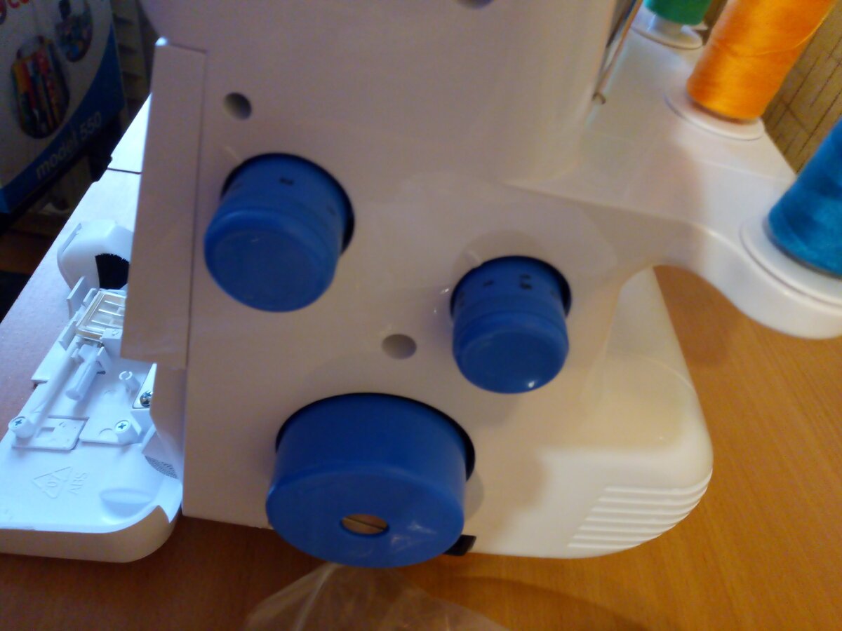 справа у Комфорта находятся маховое колесо. регулятор длины стежка и регулятор дифференциала