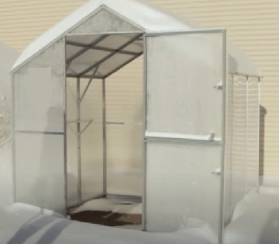 Теплица из поликарбоната зимой