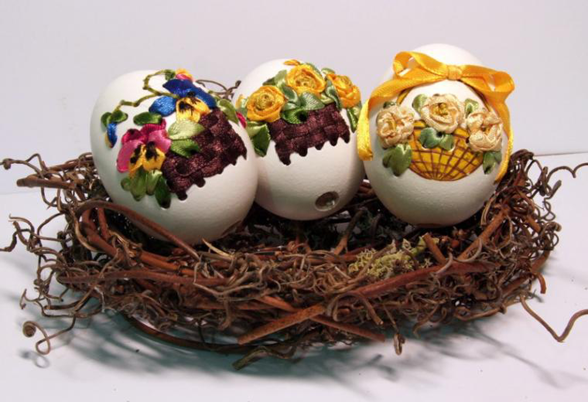 Вышивка по яичной скорлупе. Великденски яйца. Вышивка по скорлупе яиц. Вышивка лентами по яичной скорлупе.
