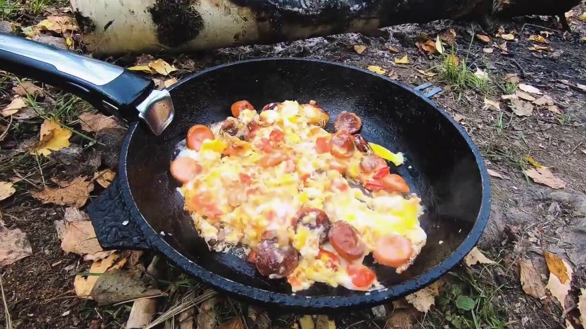 яичница с колбасой и помидорами на костре. Что может быть вкусней. (фото из сети)