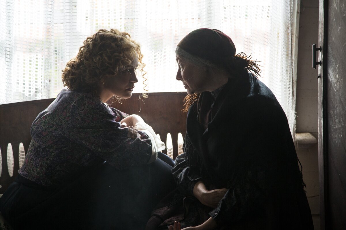 Анфиса (Юлия Пересильд) и бабка Клюка (Екатерина Дурова). Кадр из сериала  «Угрюм-река»