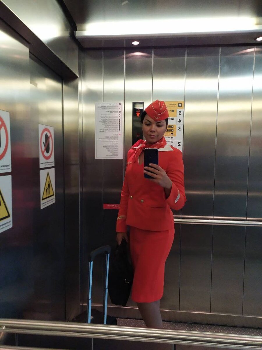 на фото тот самый чемодан, о котором пойдёт речь. Только форма орма в тот день была синяя.