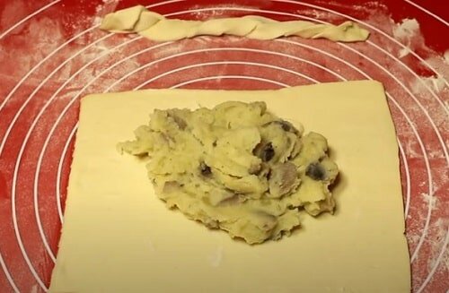 Пирог из слоеного теста с картошкой и грибами — рецепт с фото пошагово