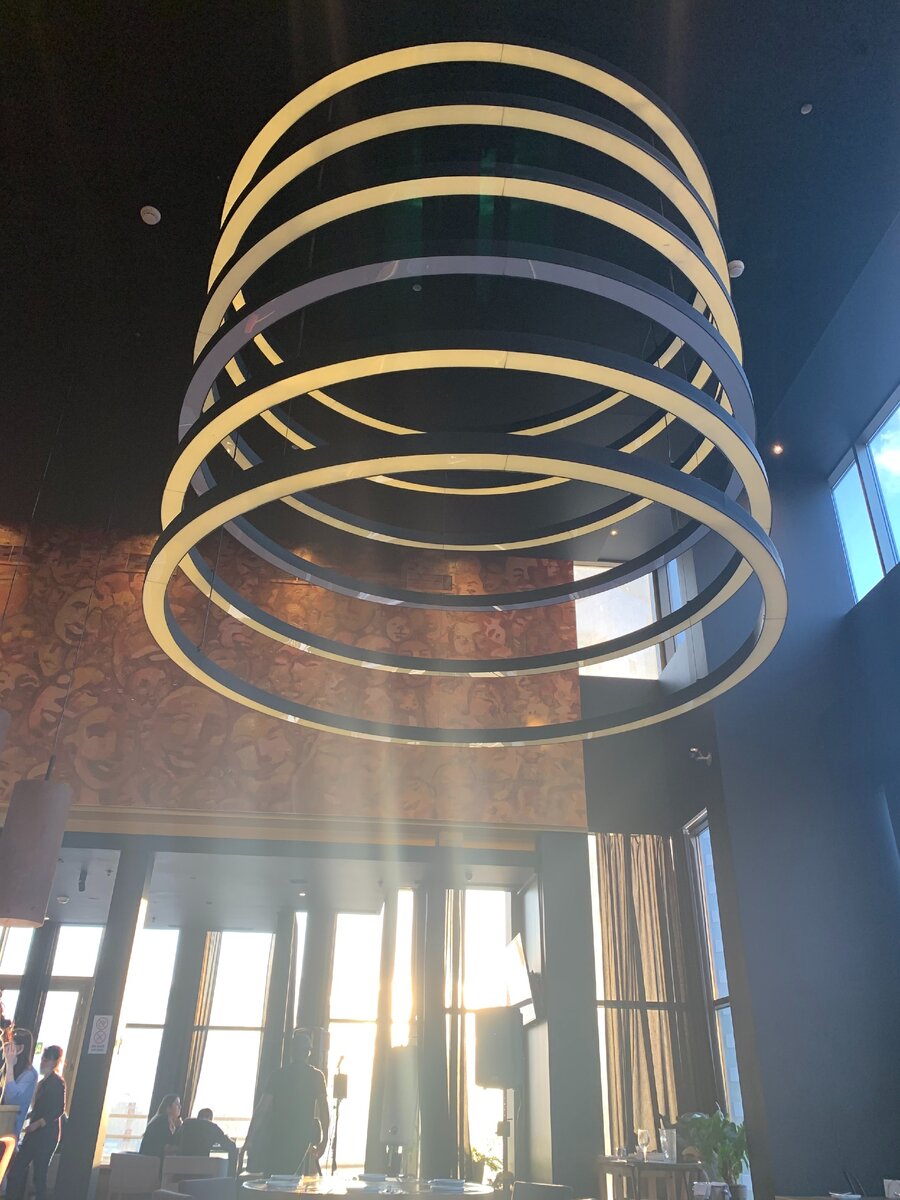 О какая интересная лампа в ресторане!