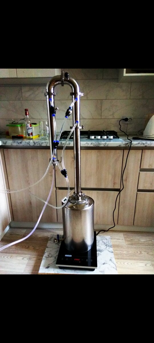 сейчас пользуюсь таким устройством, холодильник + дефлегматор, осталось увеличить куб.