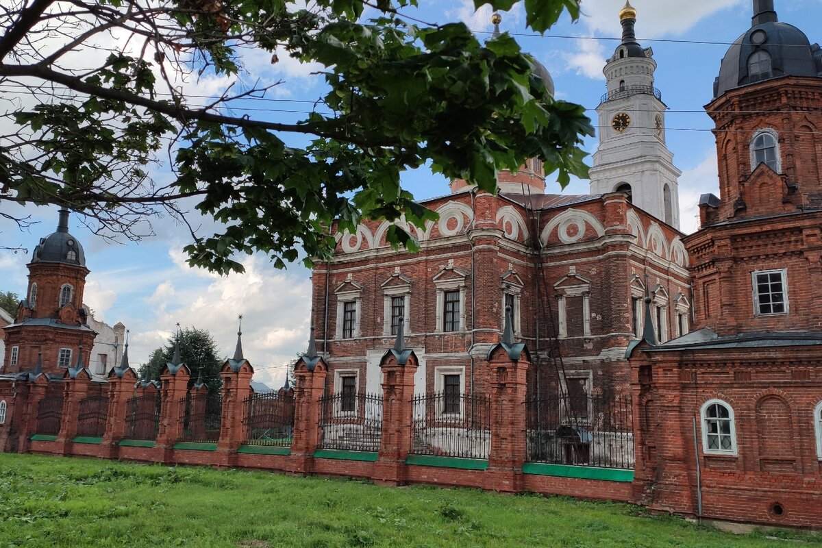 Волоколамский кремль. Ограда и Никольский собор XIX века. За ними скрывается Влскресенскийсобор XV  века и колокольня XVIII века. 