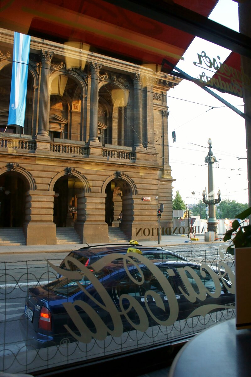 Театр из окна кафе