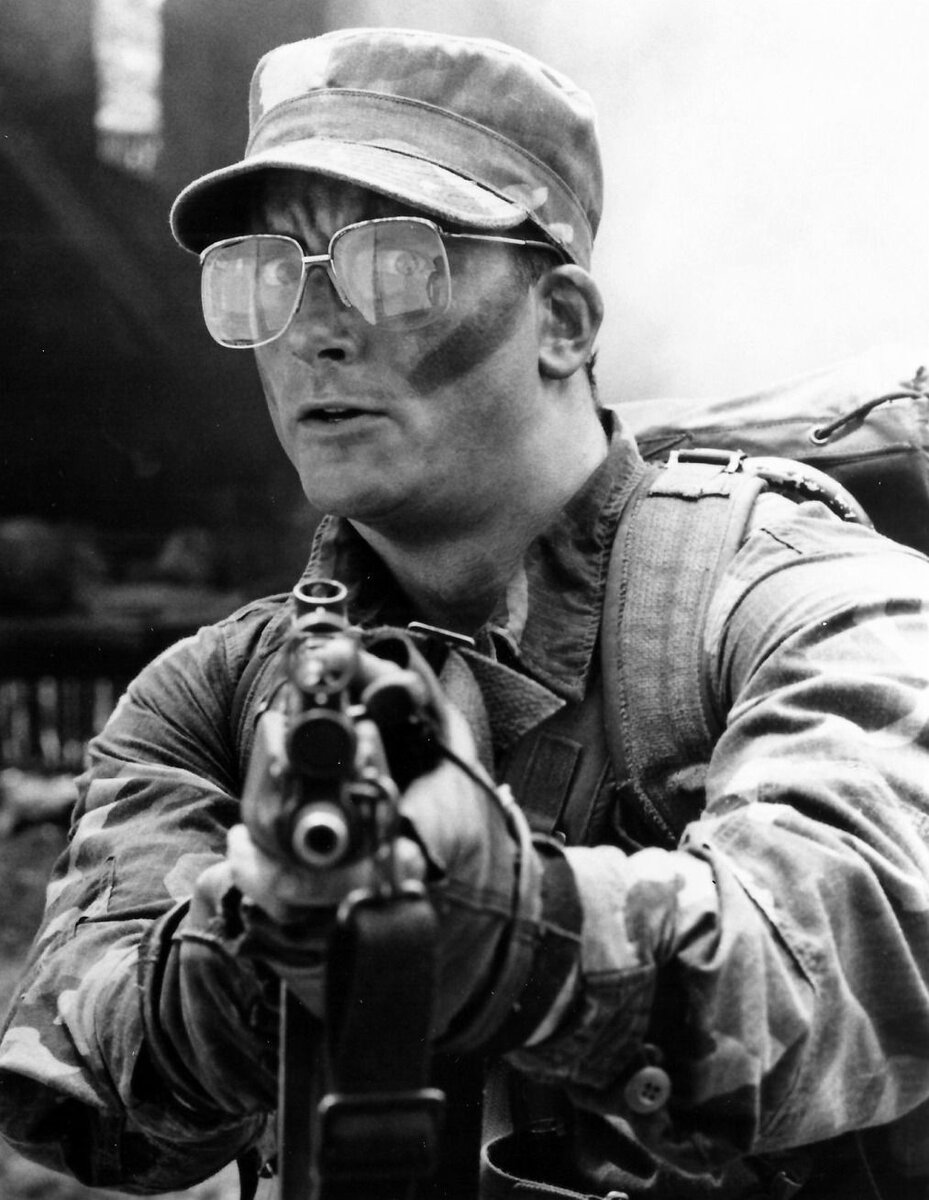 Шейн Блэк в роли Хоукинса