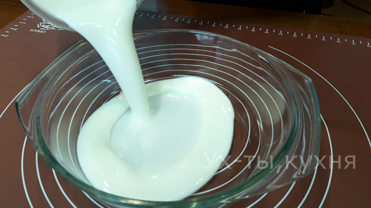 В тёплый кефир вбиваю яйцо, добавляю соль, сахар, соду - перемешиваю.