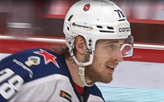 Максим Шалунов родился 31 января 1993 года в городе Челябинск. Воспитанник челябинского хоккейного клуба "Трактор".                                                                           Источник фото: Видеофайл по ссылке https://clck.ru/UULym