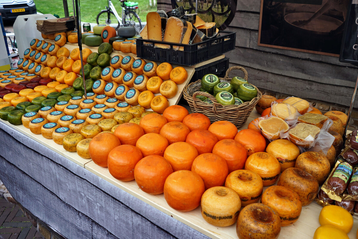 Продажа сыров на фермерском рынке в голландском городе Алкмар. Собственное фото