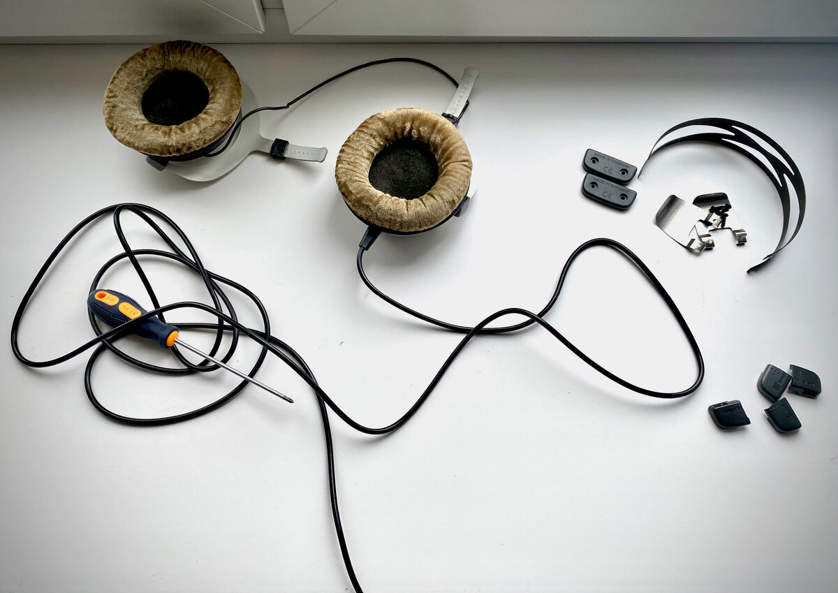 Накладка на оголовье имела весьма печальный вид и была сразу утилизирована (в галерее несколько фотографий).