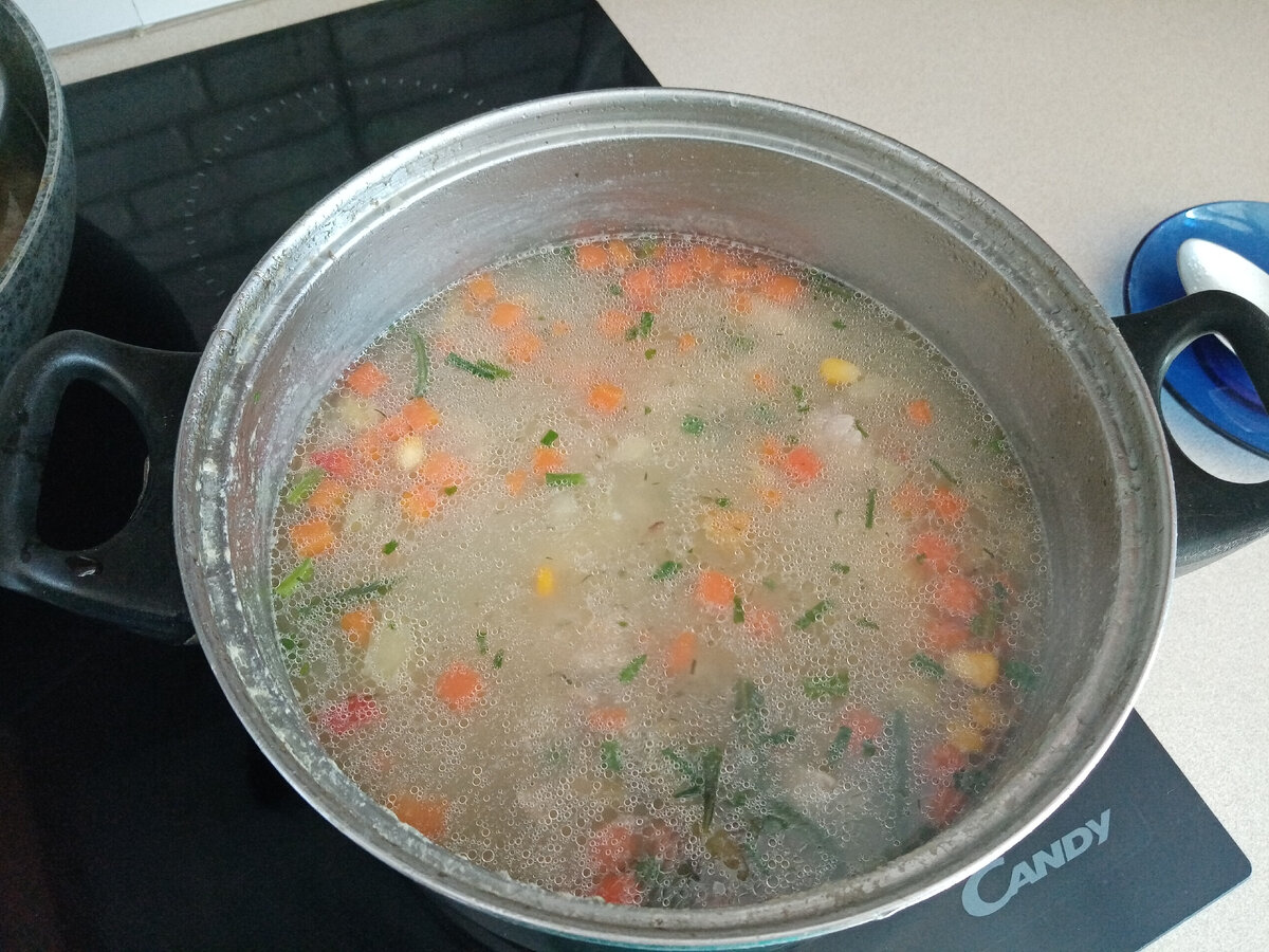 Мой суп с ОГРОМНЫМ) количеством зелени из сада