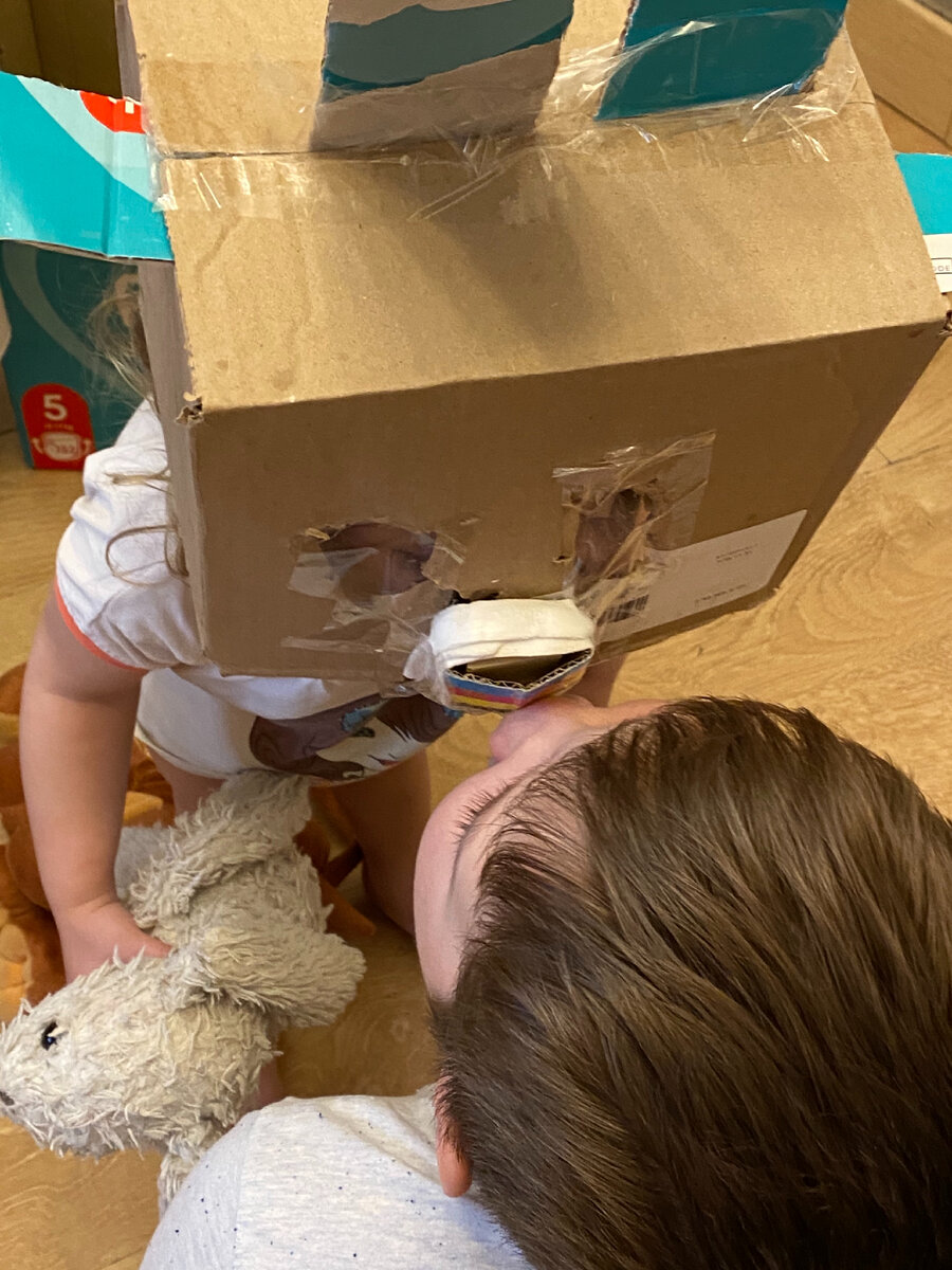 Мирон сделал маску. В маске Валя) Маска героя какой-то компьютерной игры 