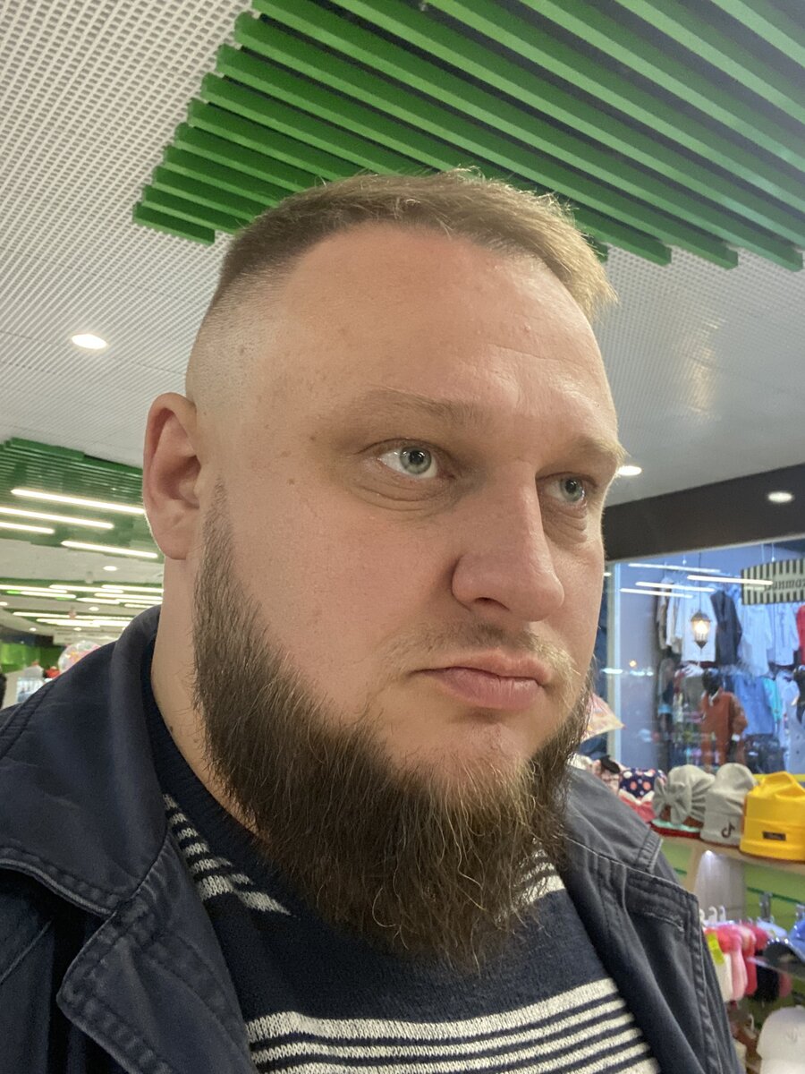 Довольный сходил подстригся и бороду подровнял