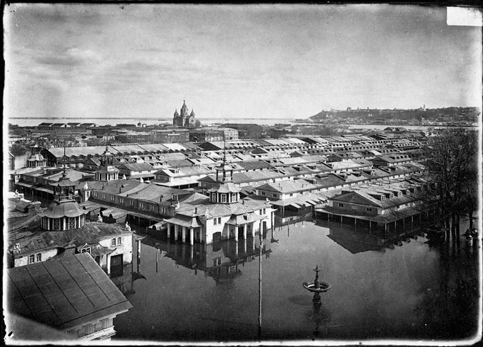 Затопленные ярмарочные постройки. Вид со Староярмарочного собора.