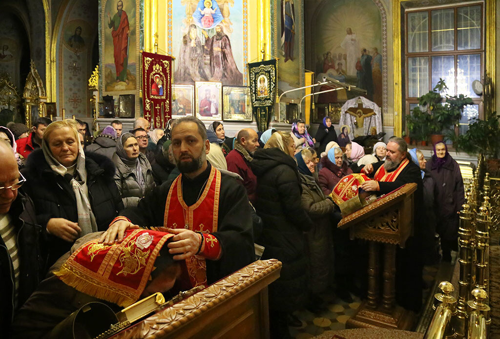 В праздники, особенно в двунадесятые, в храмах очень много народа