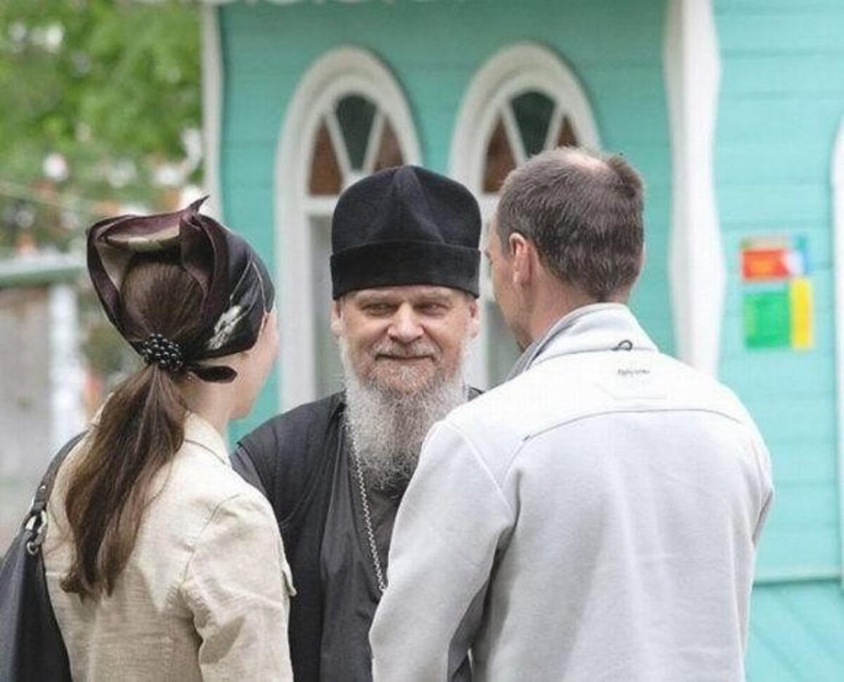 Отношения православие. Беседа со священником. Священник беседует. Православные супруги. Супруги в храме.
