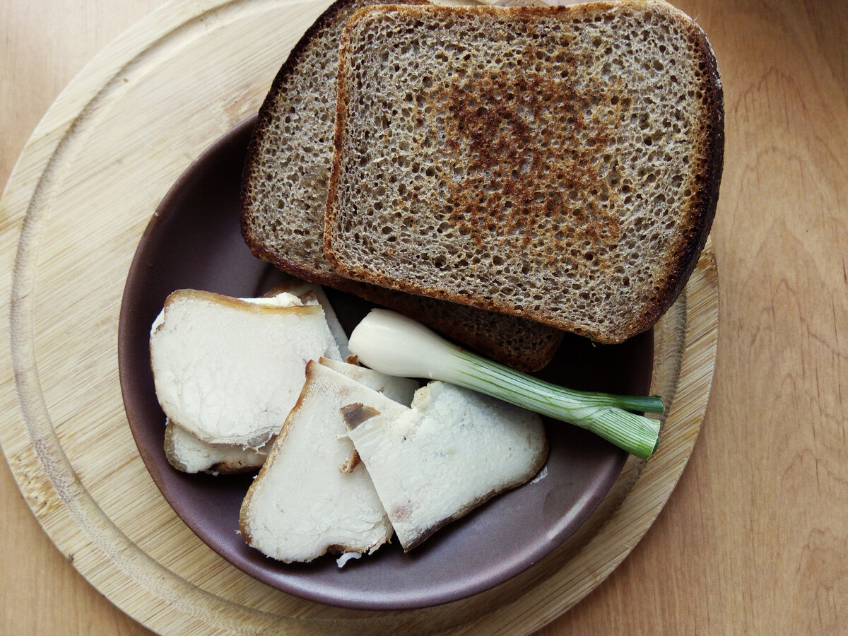 Хлеб на сковороде. Сало на сковороде жареное с хлебом. Обед с салом. «Чапати» – плоский хлеб на сковороде. Пышный хлеб на сковороде