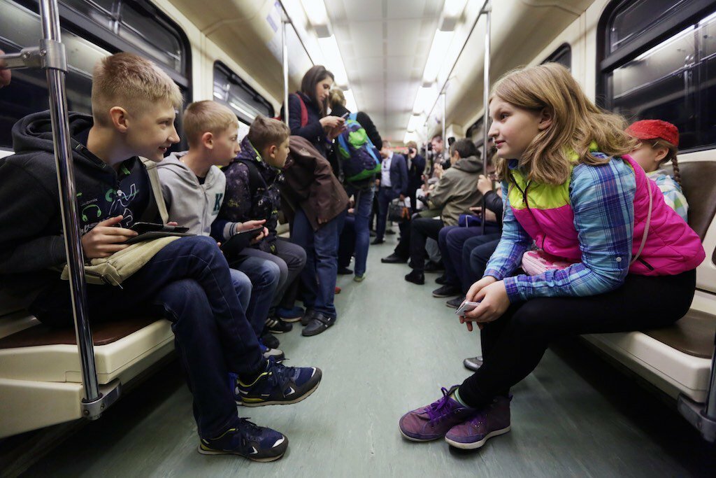 Родился ребенок в метро. Школьники в метро. Метро для детей. Дети в метро Москва. Поездка в метро.