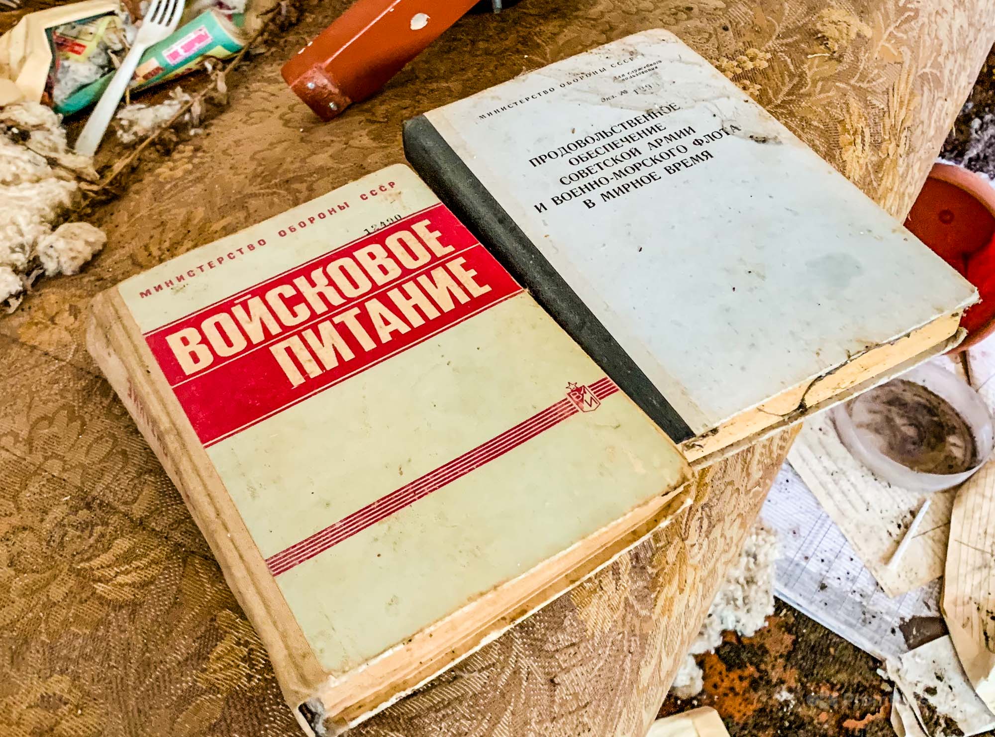 Нашёл заброшенную военную столовую, а в ней склад с вещами. Показываю, что увидел ???3