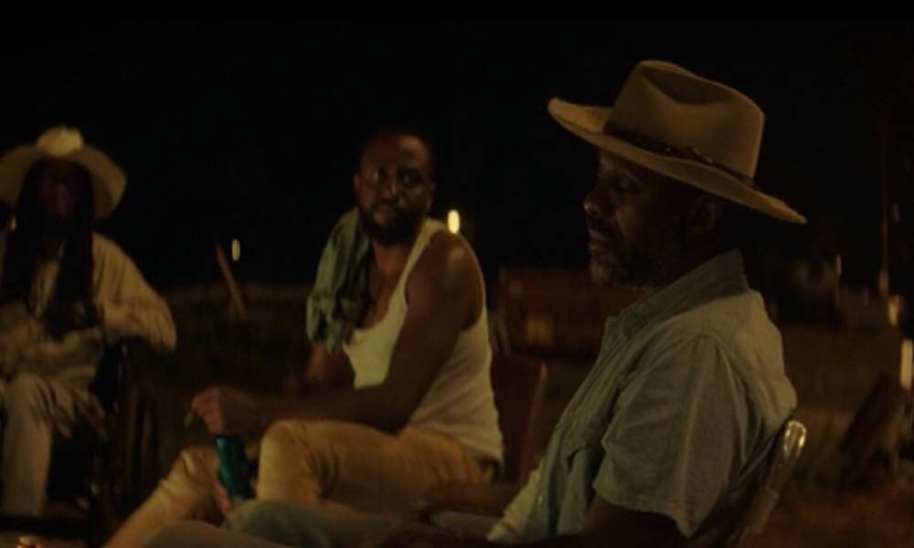 На переднем плане отец Коула.