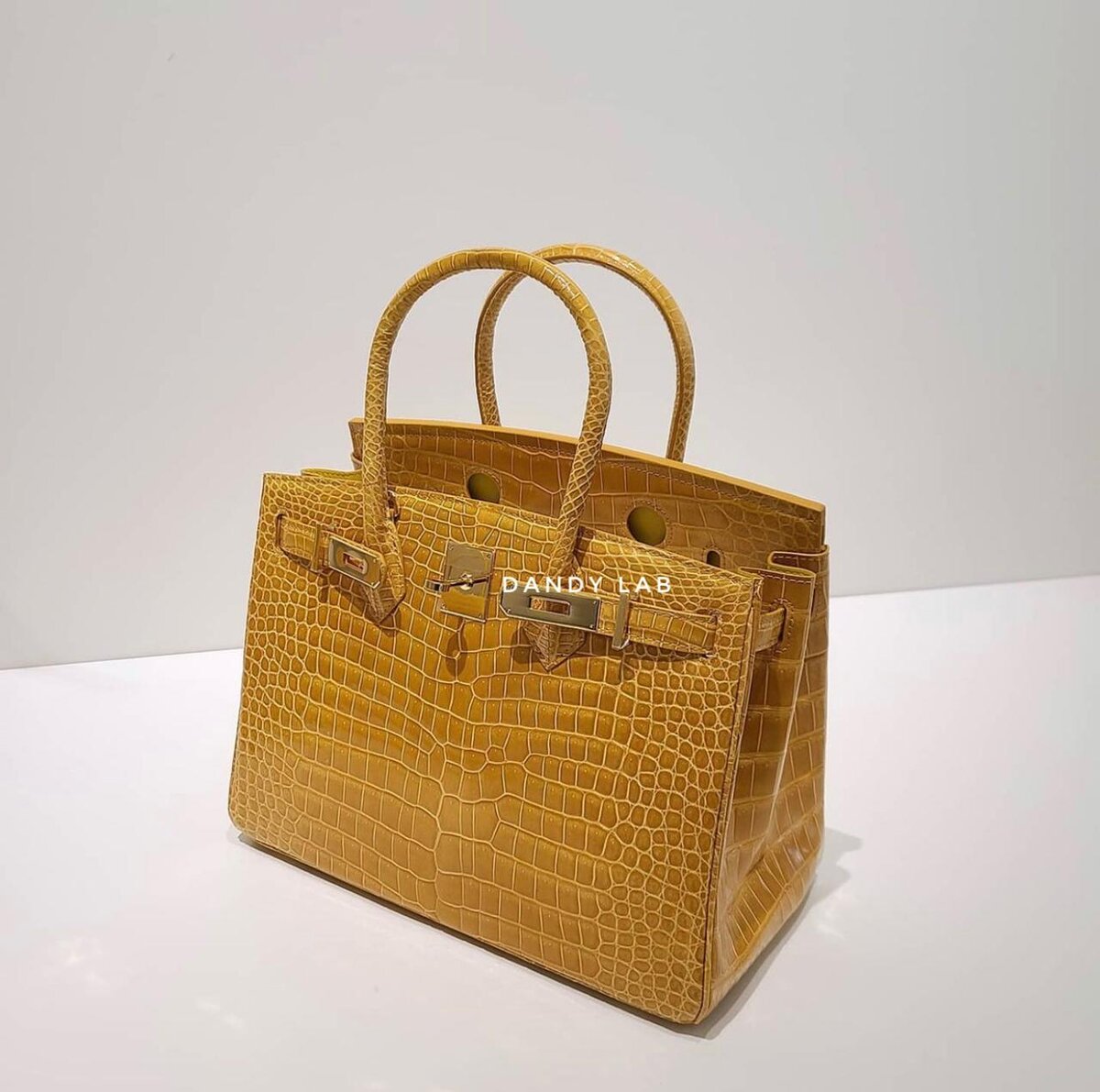 Женская сумка популярного коричневого цвета из натуральной крокодиловой кожи. 