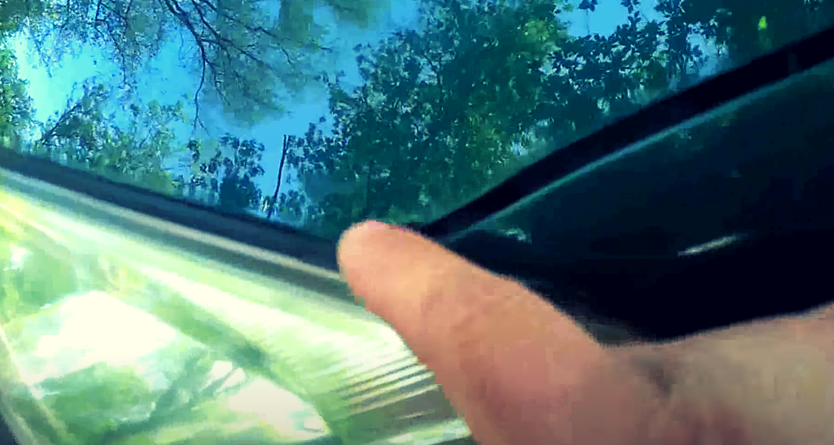 попортилась краска на капоте от дефлектора. 