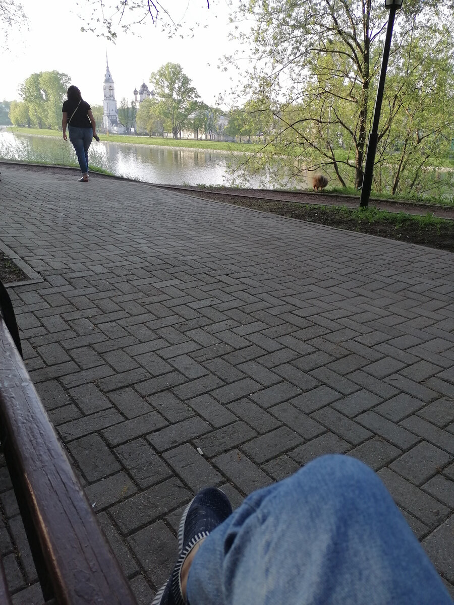 Кремлёвский сад на берегу реки.