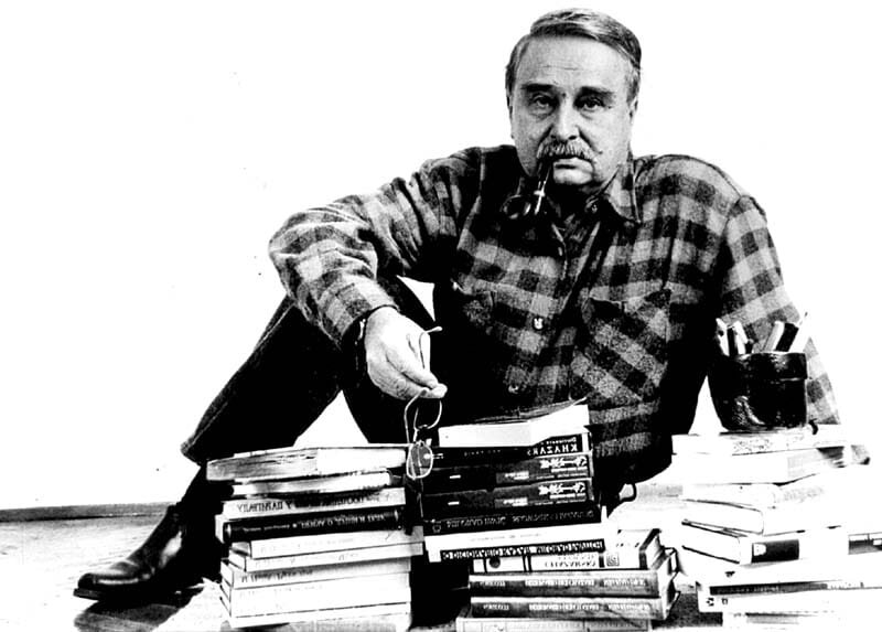 Югославский и сербский поэт, прозаик, представитель постмодернизма и магического реализма, переводчик и историк сербской литературы XVII-XIX вв. Специалист по сербскому барокко и поэзии символизма.