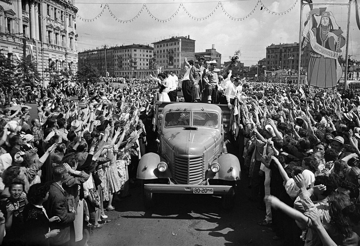 VI Всемирный фестиваль молодёжи и студентов в Москве. Москвичи встречают гостей из Южной Америки. Иван Шагин/Sputnik