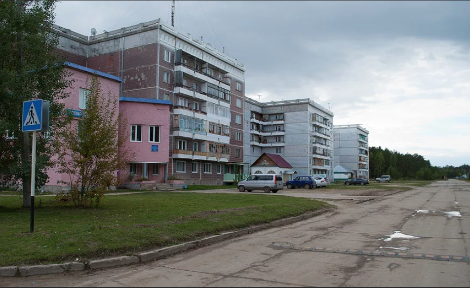 Менее 2000. Город Кедровый Томская область. Кедровый город Нефтяников. Храм г.Кедровый Томская область. Г Кедровый Томская область Церковь.